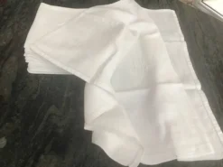 12 Serviettes en damassé blanc au monogramme JB