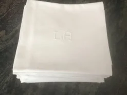 12 serviettes en damassé blanc au monogramme LA