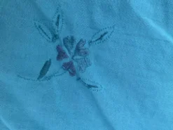 4 serviettes en lin blanc, teintées émeraude, brodées de fleurs et monogrammées, GM anciennes