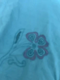 4 serviettes en lin blanc, teintées émeraude, brodées de fleurs et monogrammées, GM anciennes