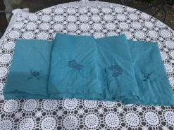 4 serviettes en lin blanc, teintées émeraude, brodées de fleurs et monogrammées, GM anciennes