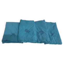 4 serviettes en lin blanc, teintées émeraude, brodées de fleurs et monogrammées, GM anciennes