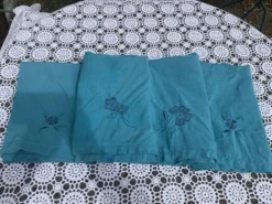 4 serviettes en lin blanc, teintées émeraude, brodées de fleurs et monogrammées, GM anciennes