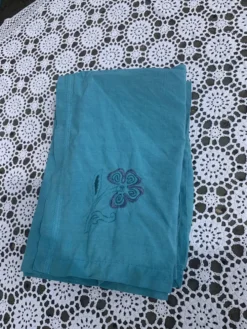 4 serviettes en lin blanc, teintées émeraude, brodées de fleurs et monogrammées, GM anciennes