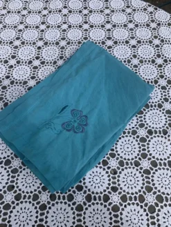 4 serviettes en lin blanc, teintées émeraude, brodées de fleurs et monogrammées, GM anciennes