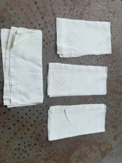 4 serviettes en lin teintées jaune pastel, monogrammées AL