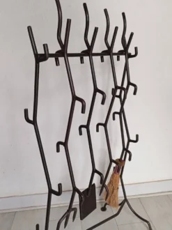 Serviteur de cheminée brutaliste