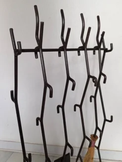 Serviteur de cheminée brutaliste