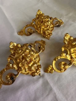 Set de 3 éléments décoratifs en bronze/laiton.