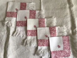Set de 5 serviettes blanches et rouges
