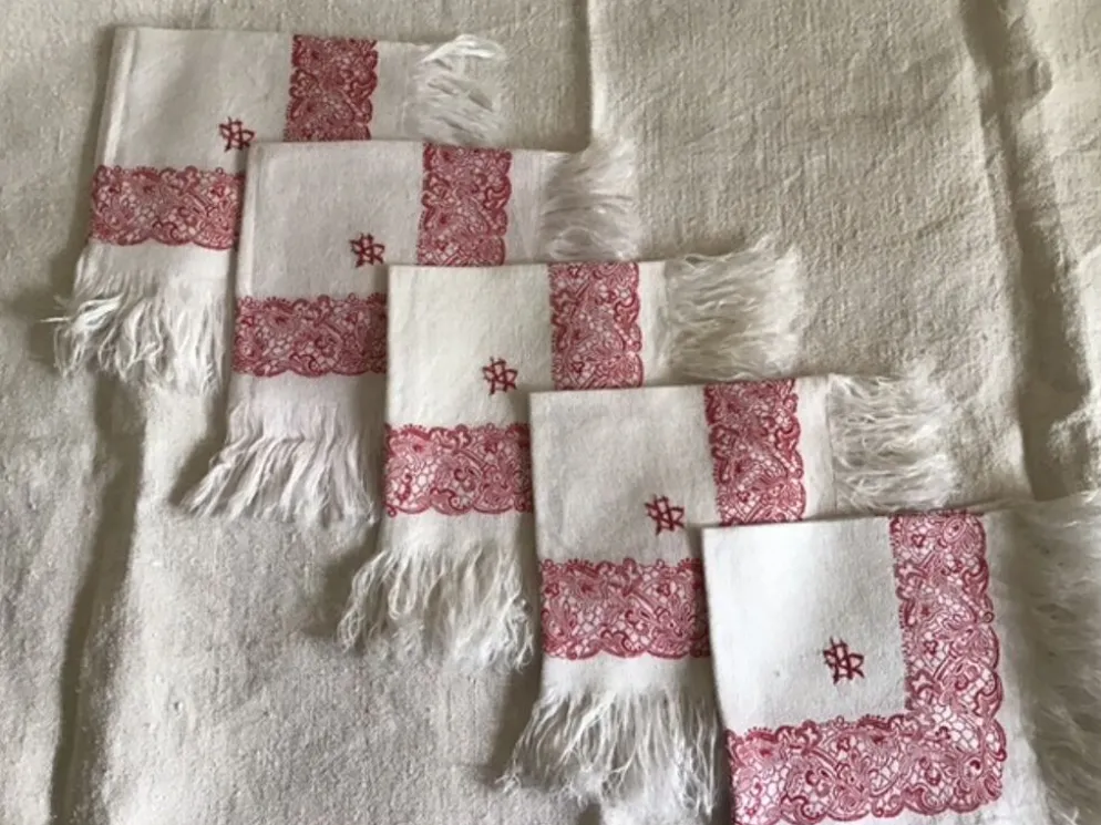 Set de 5 serviettes blanches et rouges