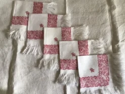Set de 5 serviettes blanches et rouges