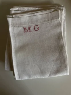 Set de 6 serviettes en lin caviar 1930 brodées MG rouge 65 x 85