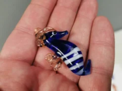 Six petits hippocampes de Murano en verre.