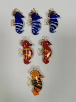 Six petits hippocampes de Murano en verre.