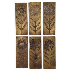 Six plaques de propreté, décor fleurs, laiton