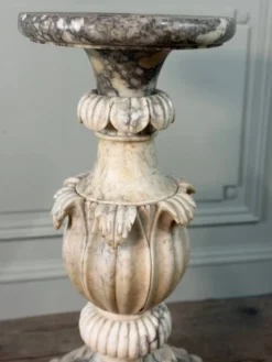 Socle en albâtre sculpté, Italie vers 1880