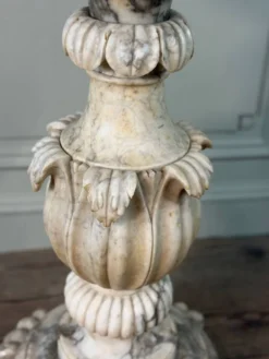 Socle en albâtre sculpté, Italie vers 1880