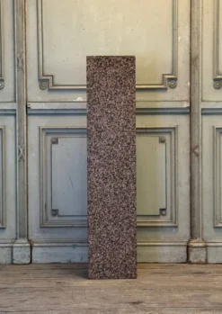 Socle en granit rose, vers 1940