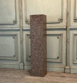 Socle en granit rose, vers 1940