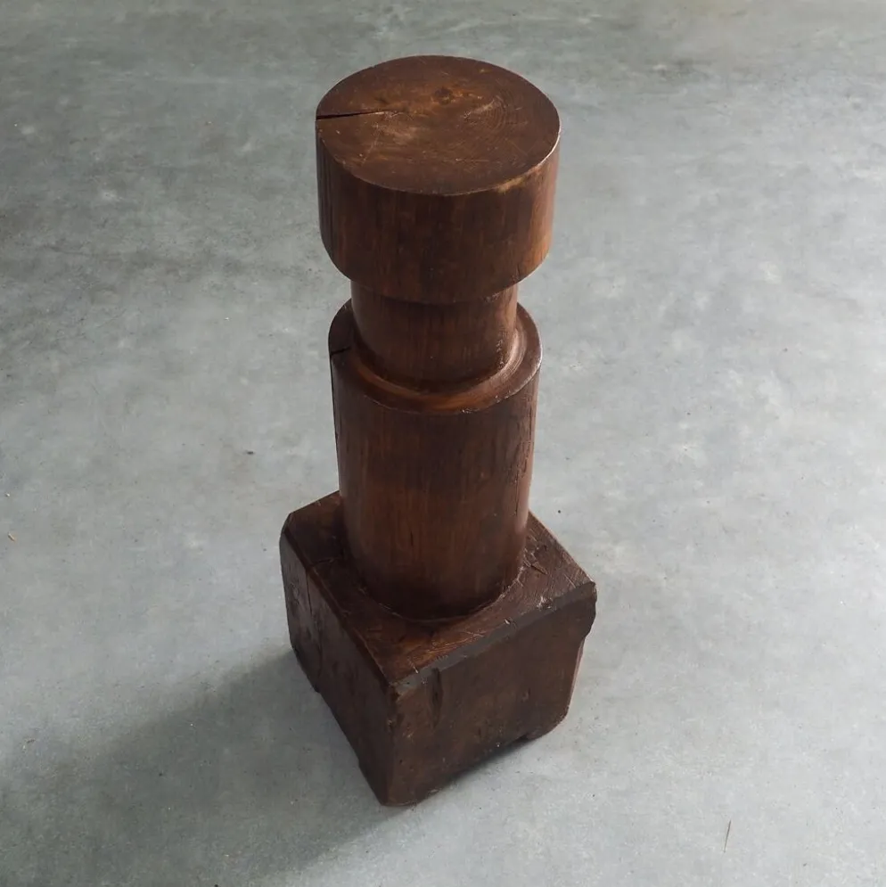 Socle sculptural en bois massif