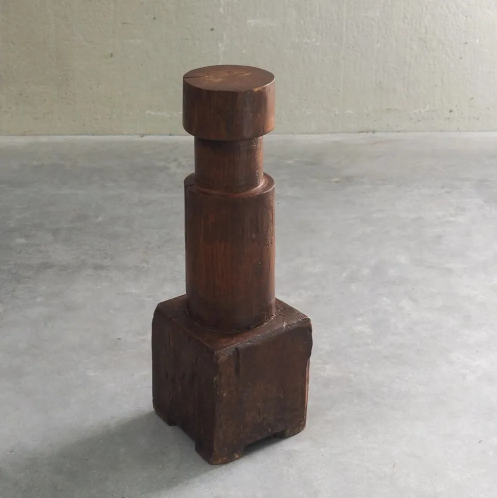 Socle sculptural en bois massif