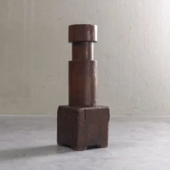 Socle sculptural en bois massif