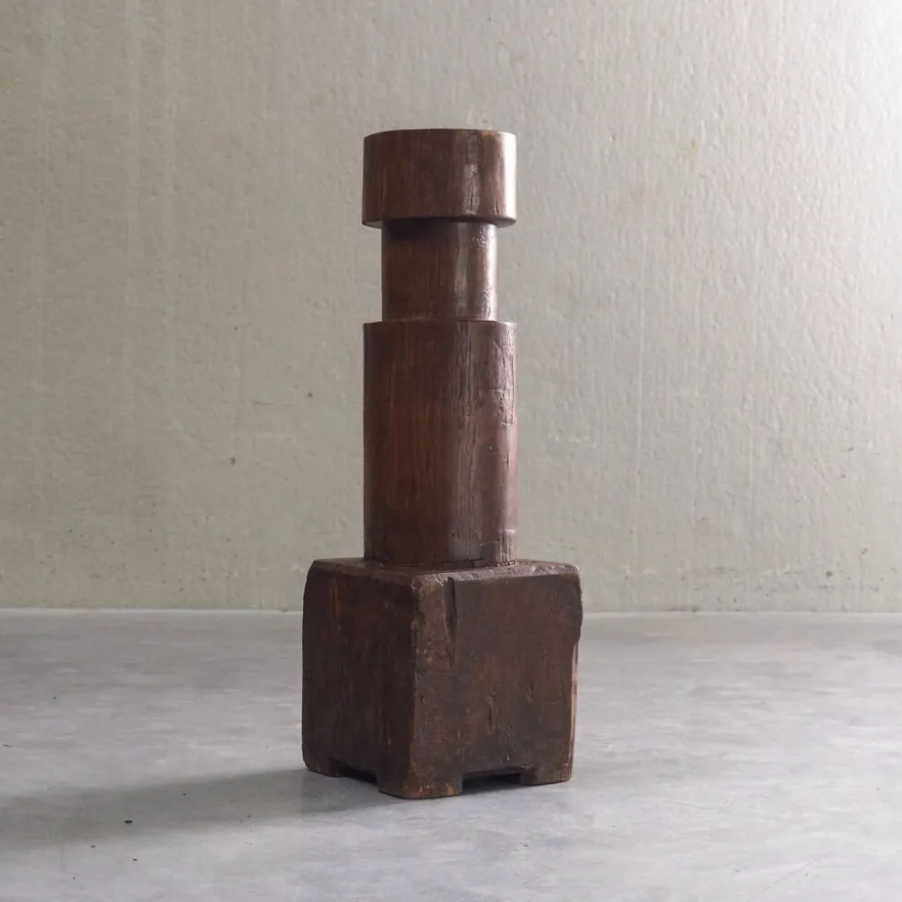 Socle sculptural en bois massif