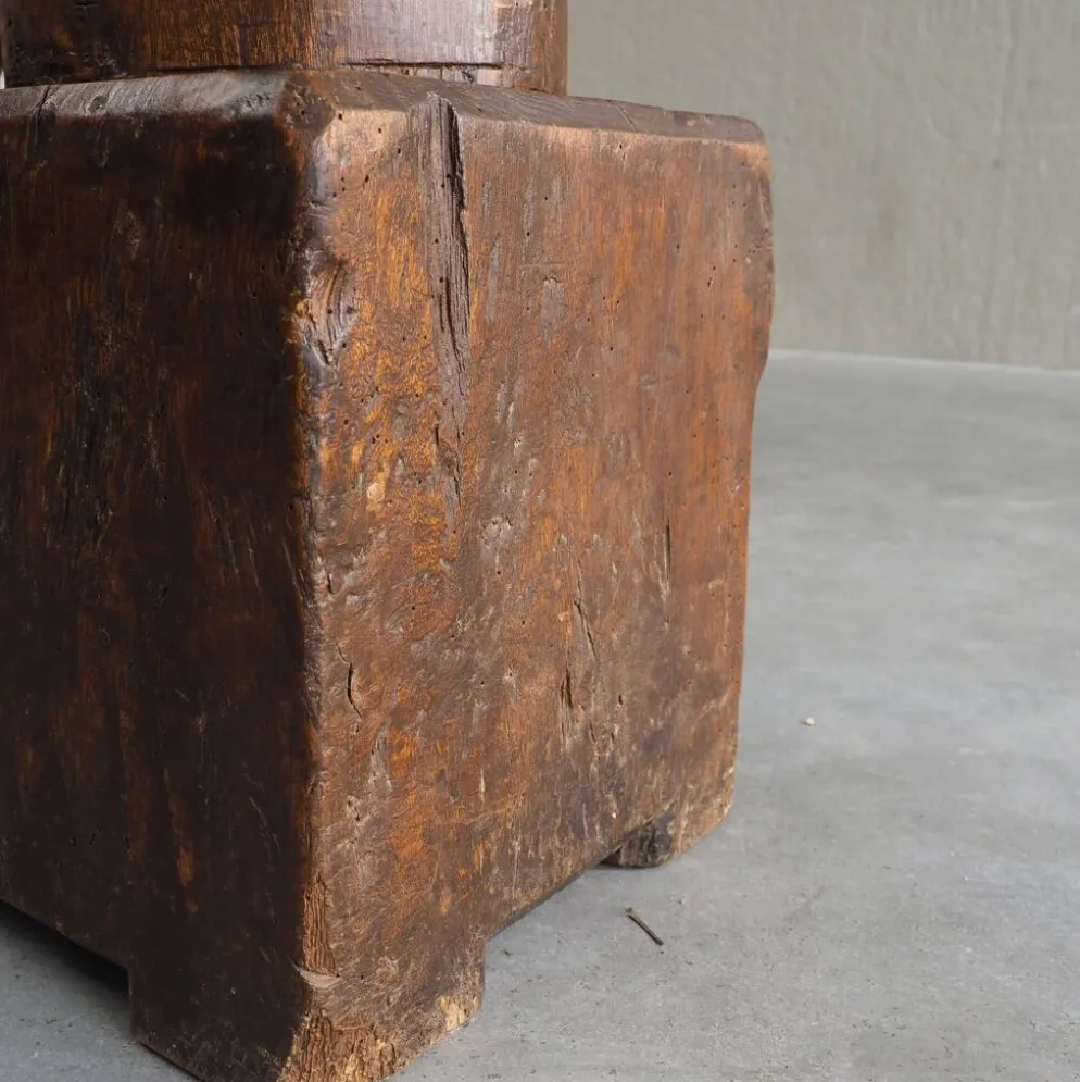 Socle sculptural en bois massif