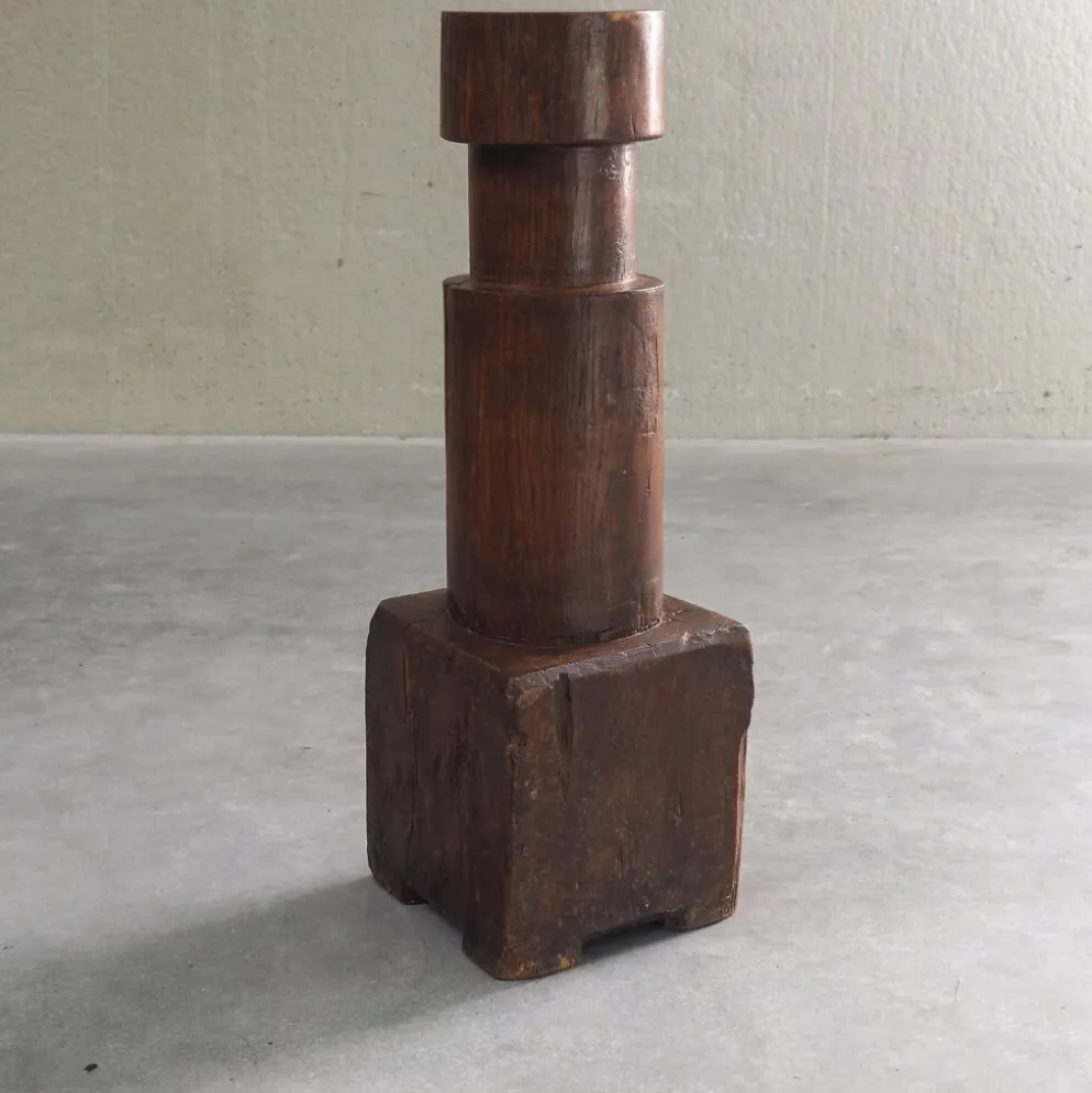 Socle sculptural en bois massif