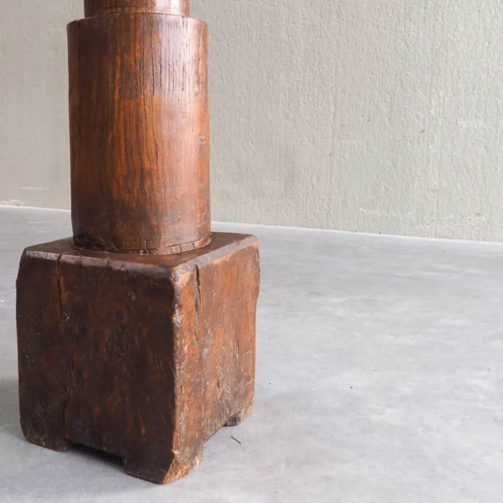 Socle sculptural en bois massif