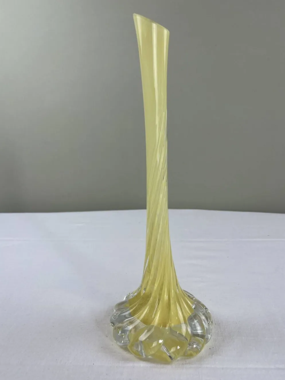 Soliflores en verre d’art jaune torsadé