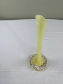 Soliflores en verre d’art jaune torsadé