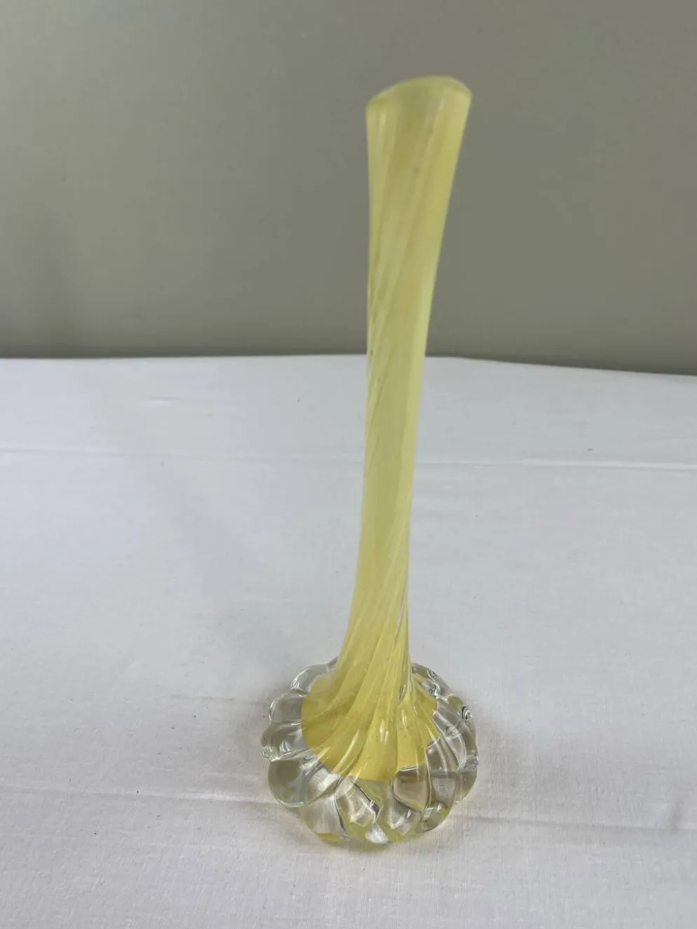 Soliflores en verre d’art jaune torsadé