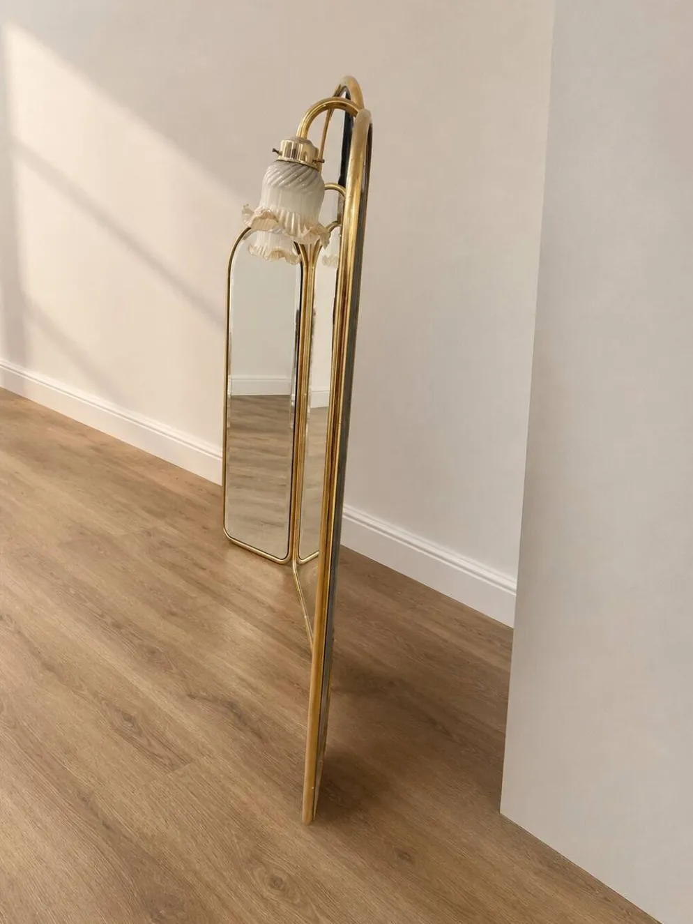 Specchiera vintage a trittico in ottone con applique