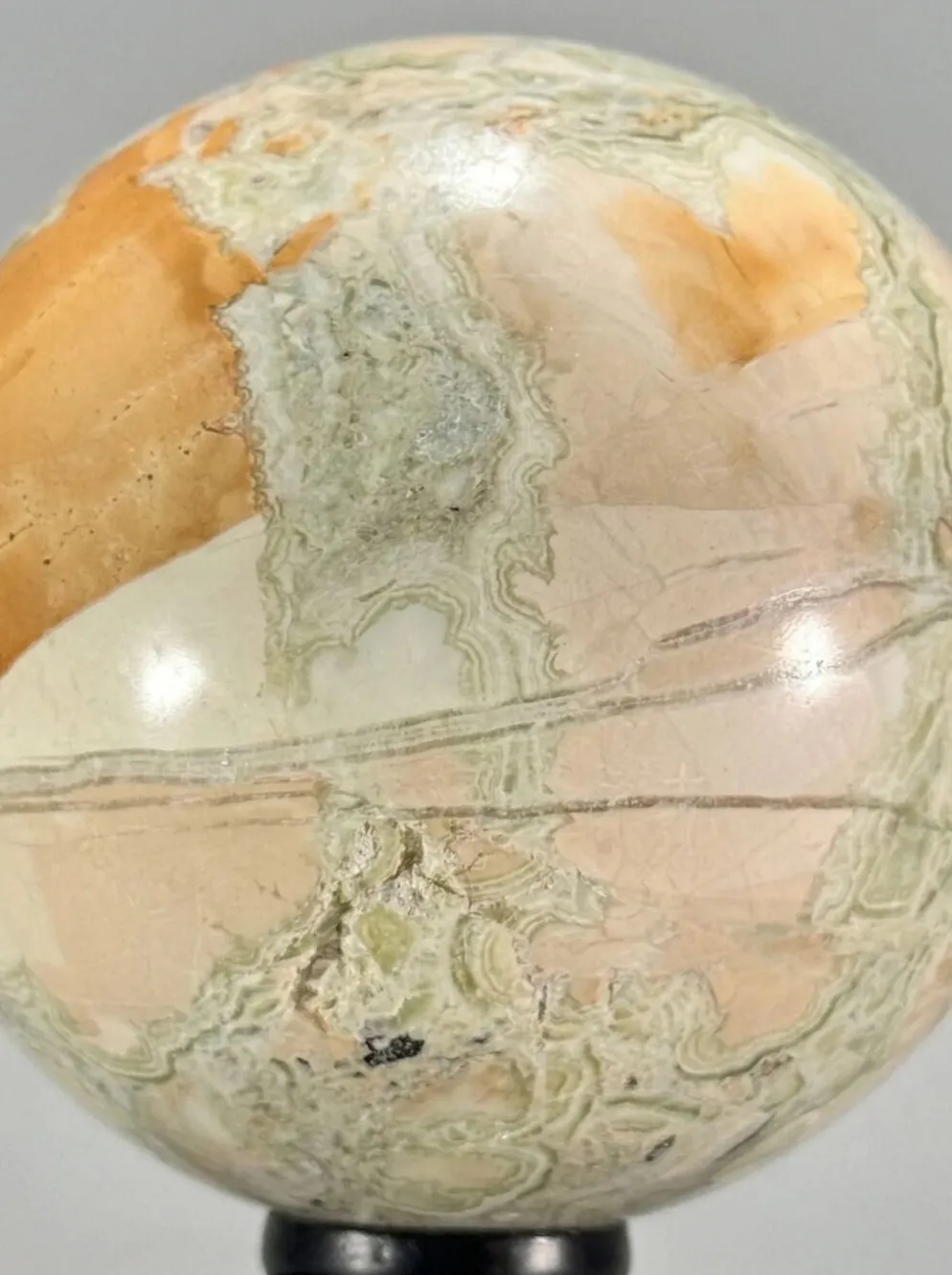 Sphère en calcite bandée (onyx marbre) et cristal de calcite sur socles