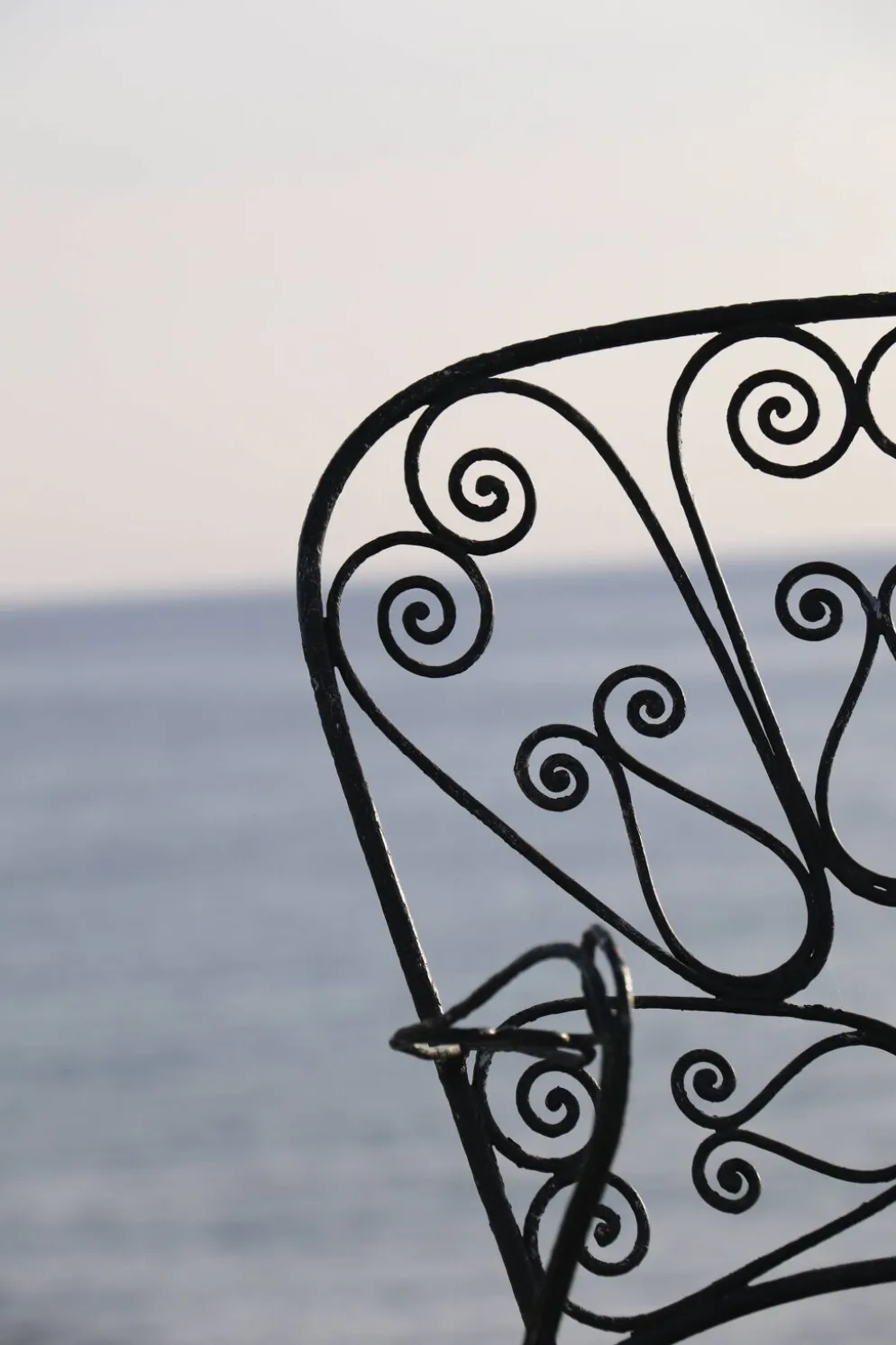 Série de 4 fauteuils de jardin en fer forgé, France, XXe siècle