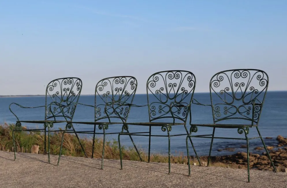 Série de 4 fauteuils de jardin en fer forgé, France, XXe siècle