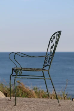 Série de 4 fauteuils de jardin en fer forgé, France, XXe siècle