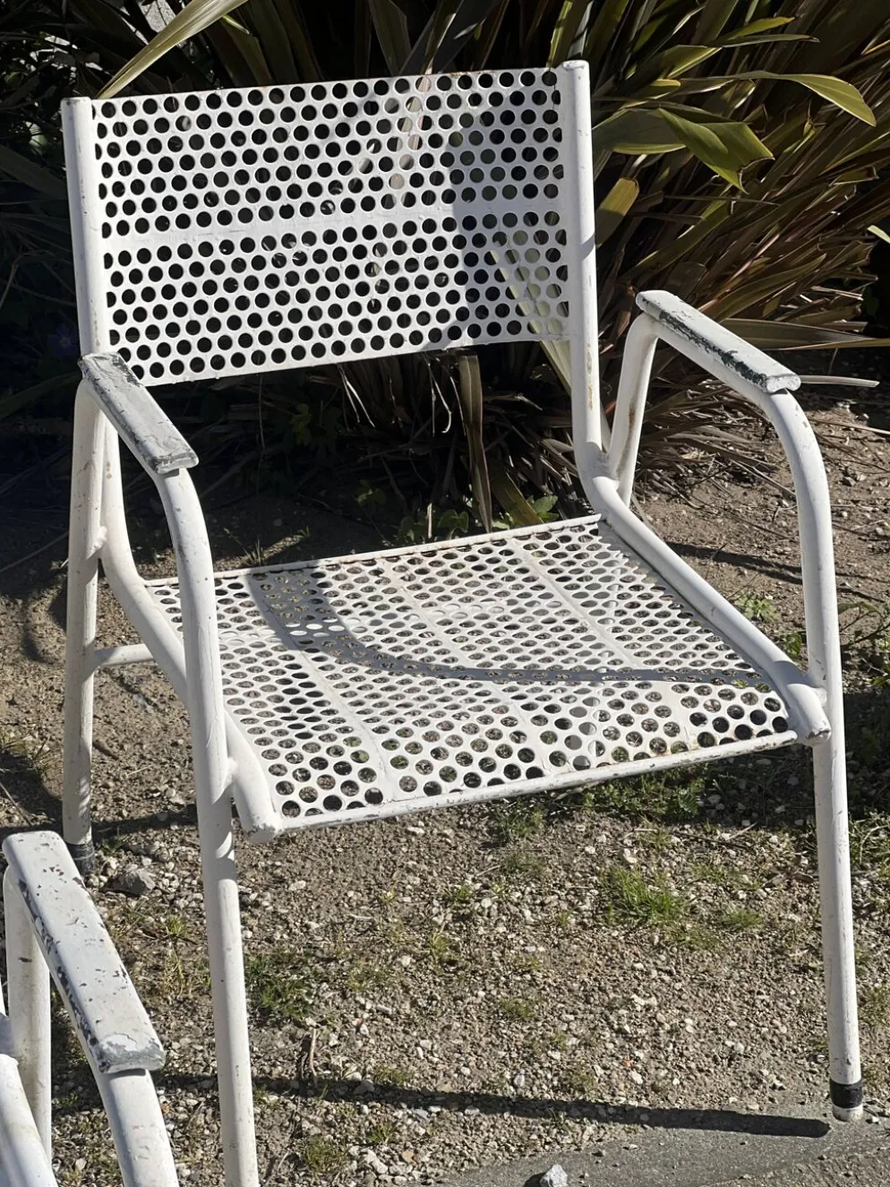 Série de 10 fauteuils de jardin en métal perforés