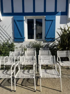 Série de 10 fauteuils de jardin en métal perforés