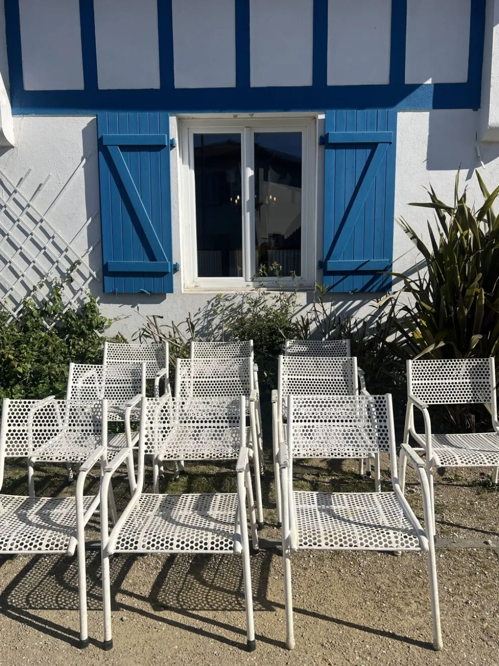 Série de 10 fauteuils de jardin en métal perforés