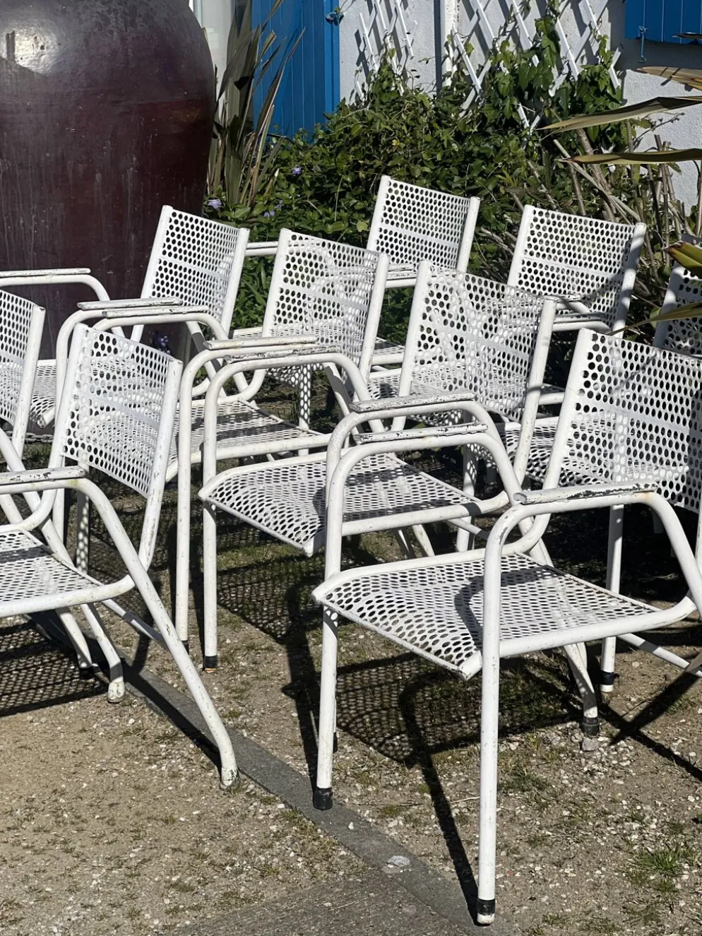 Série de 10 fauteuils de jardin en métal perforés