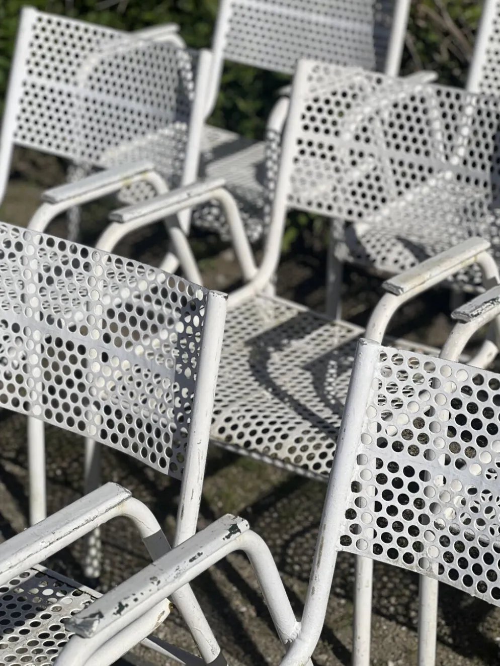 Série de 10 fauteuils de jardin en métal perforés