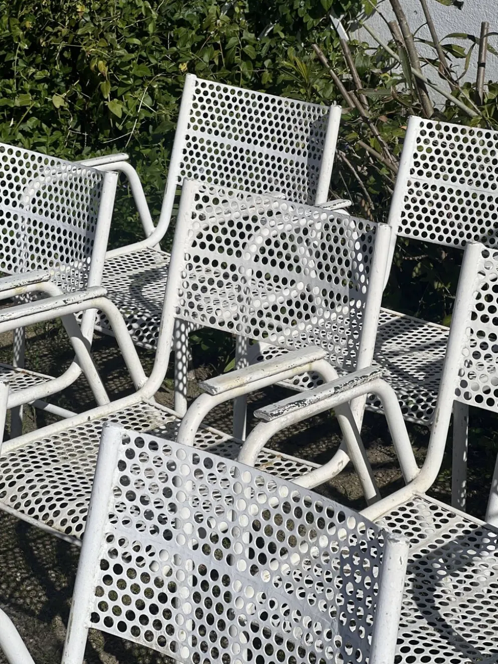 Série de 10 fauteuils de jardin en métal perforés