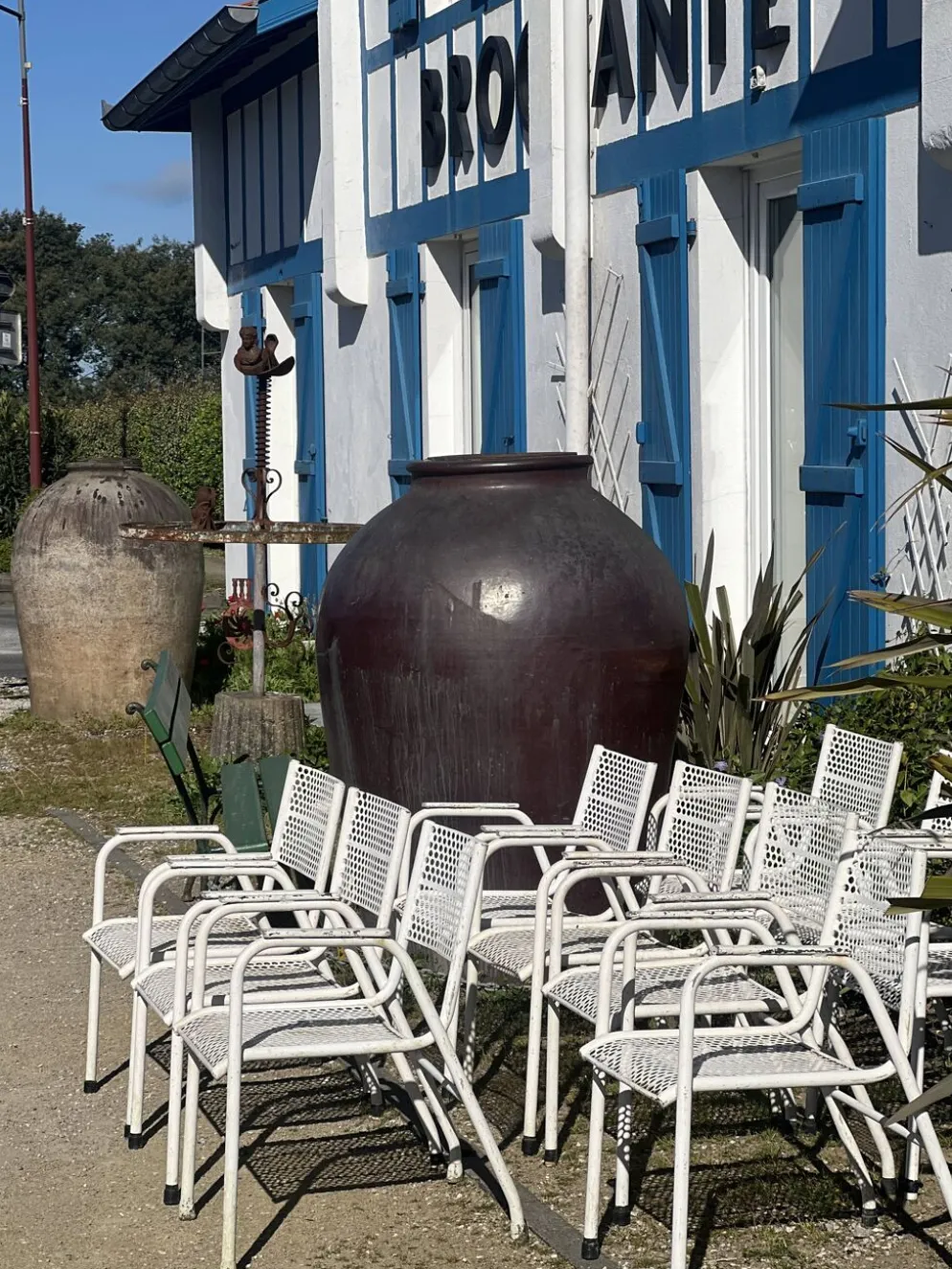 Série de 10 fauteuils de jardin en métal perforés