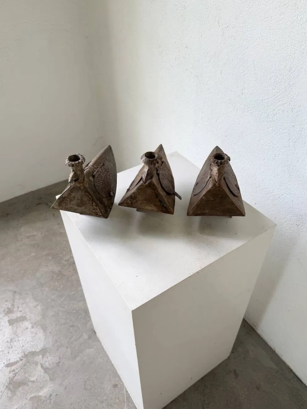 Série de trois bougeoirs oiseaux brutalistes Folk Art
