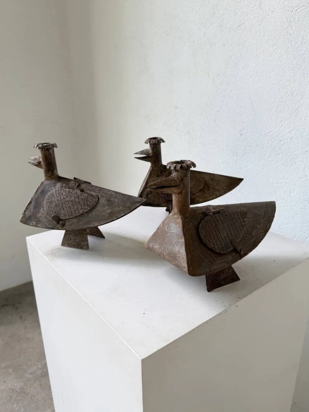 Série de trois bougeoirs oiseaux brutalistes Folk Art