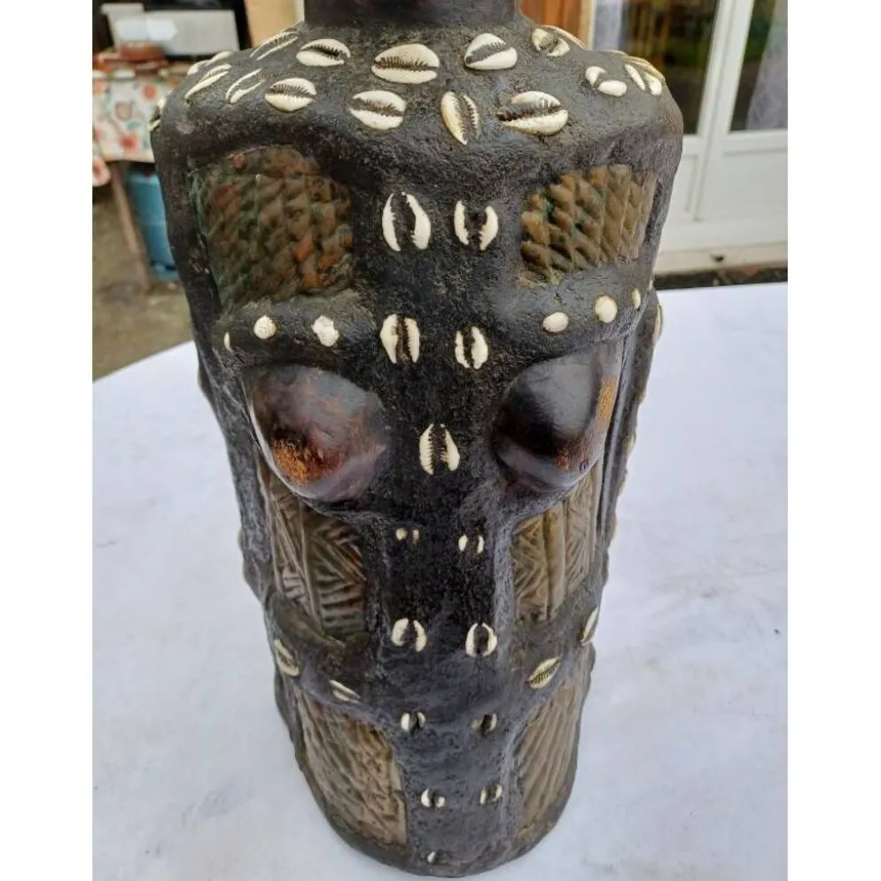 Statue africaine femme bois, laiton, perles, coquillages