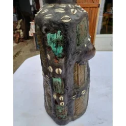 Statue africaine femme bois, laiton, perles, coquillages